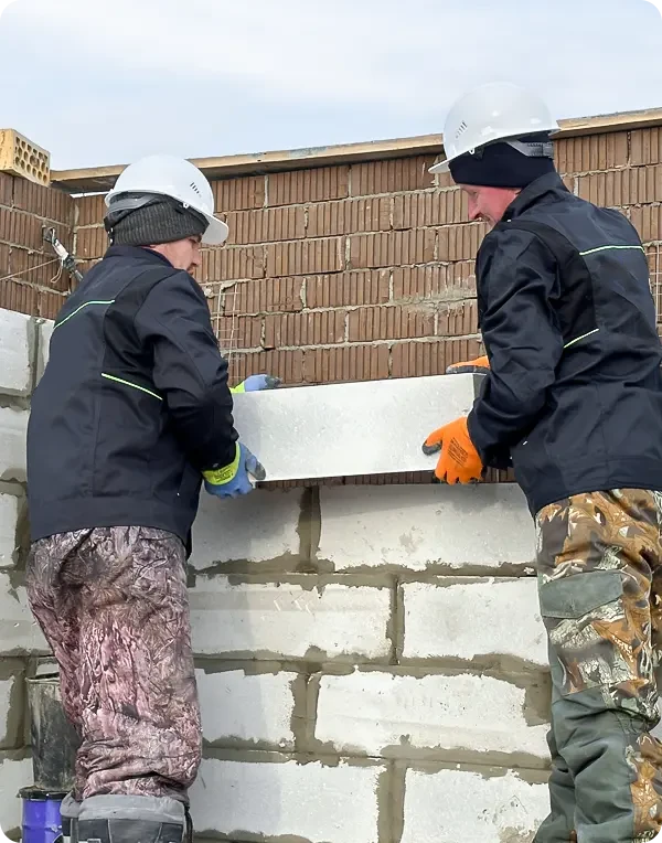 Кладка стен на строительной площадке